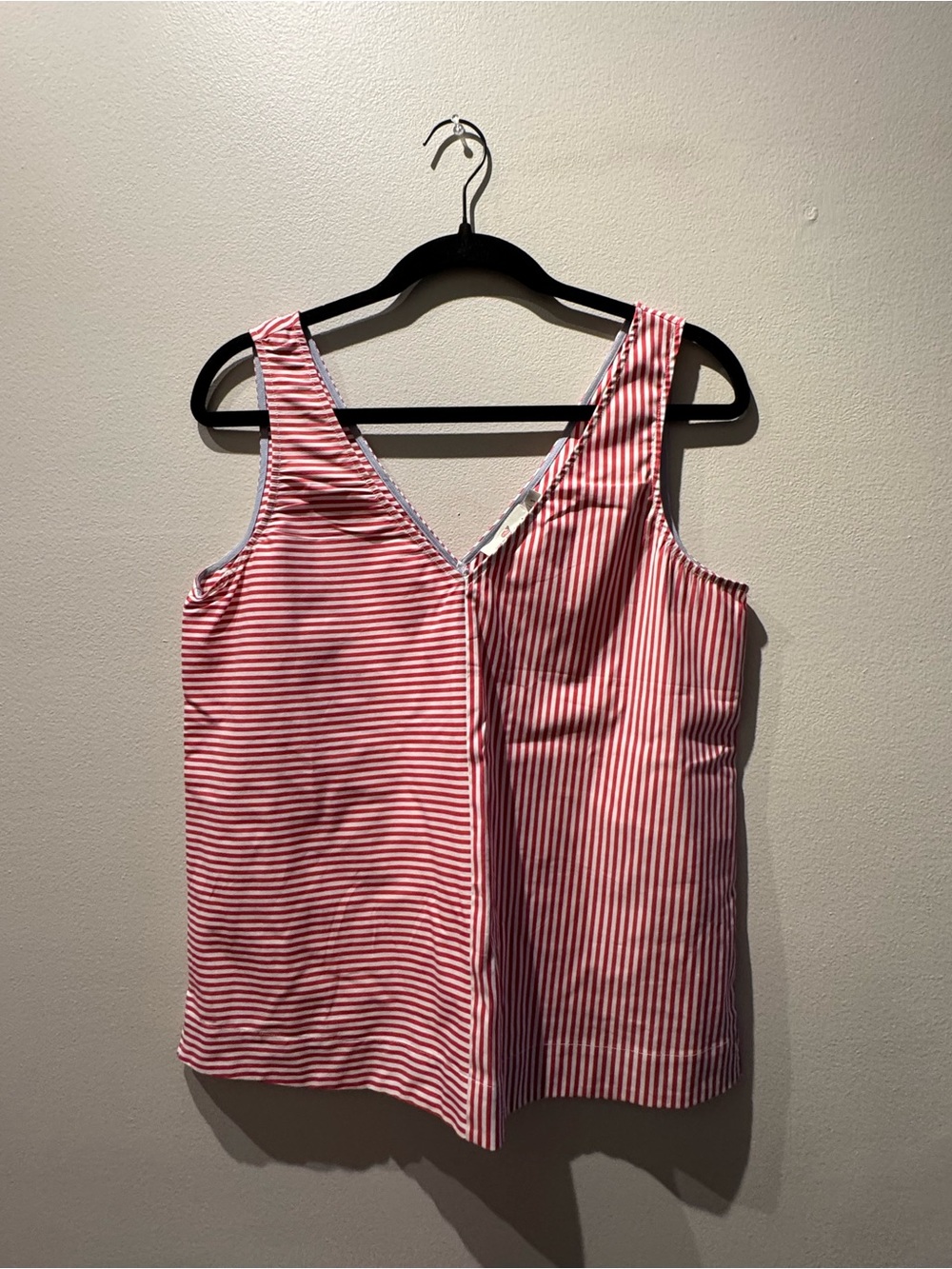 Vineyard Vines Red White Striped V-Neck Tank Top Sleeveless Seersucker Style